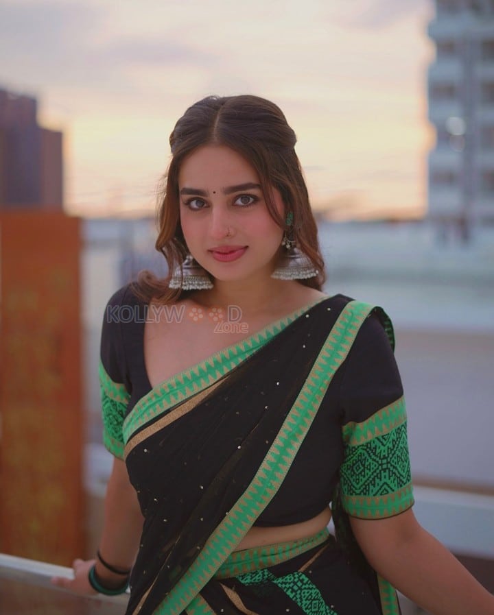 Sexy Ayesha Khan in a Black and Green Saree Photos 04