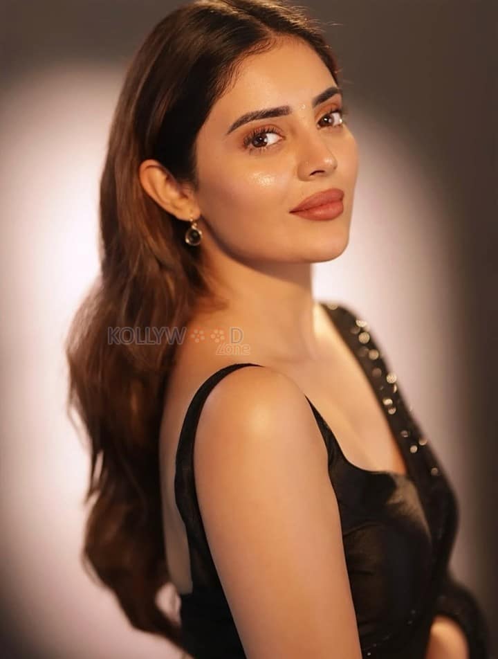 Sexy Kushitha Kallapu in a Black Saree with a Backless Sleeveless Blouse Pictures 01