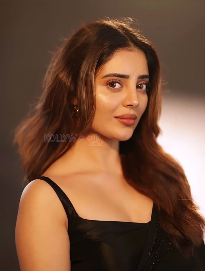 Sexy Kushitha Kallapu in a Black Saree with a Backless Sleeveless Blouse Pictures 02