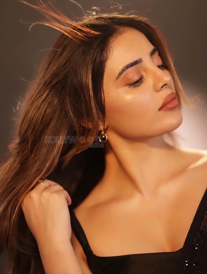 Sexy Kushitha Kallapu in a Black Saree with a Backless Sleeveless Blouse Pictures 03