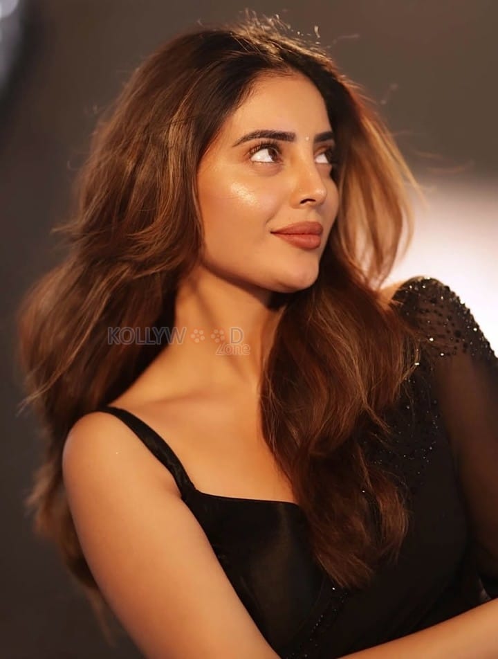 Sexy Kushitha Kallapu in a Black Saree with a Backless Sleeveless Blouse Pictures 04