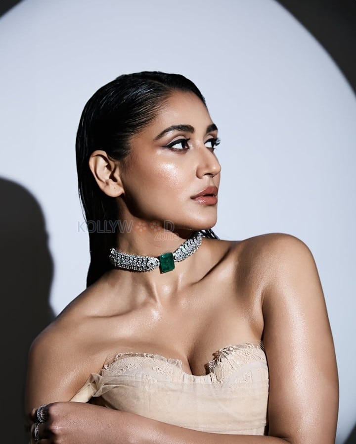 Sexy Nikita Dutta at Grazia Fashion Awards 2025 in a Beige Lace Mara Dress Photos 03
