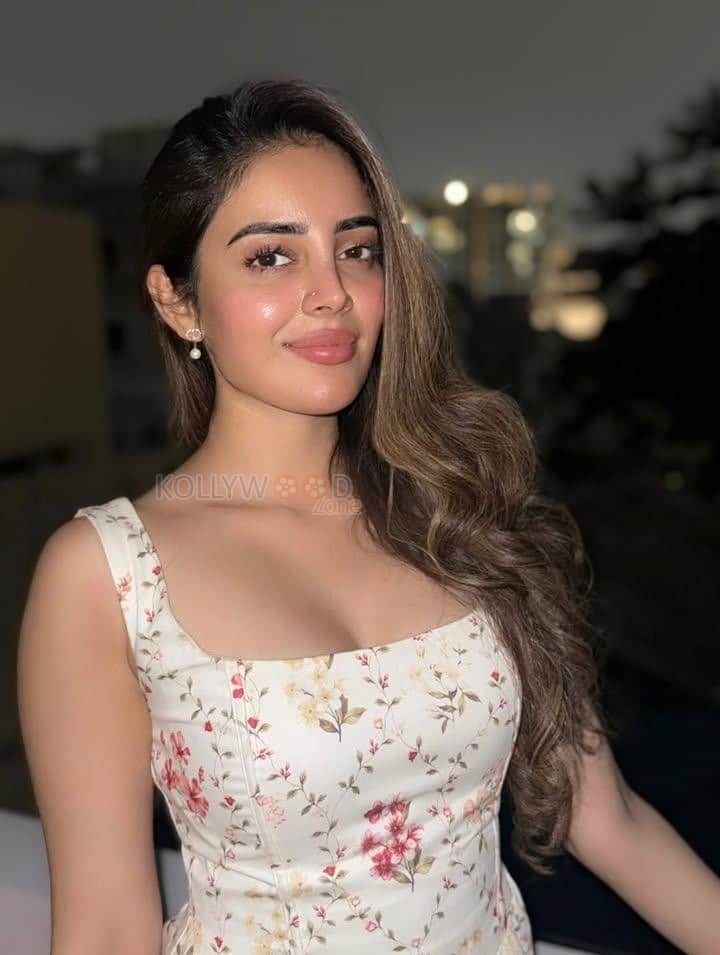 Sexy Telugu Actress Kushitha Kallapu in a Floral Bodycon Dress Photos 01