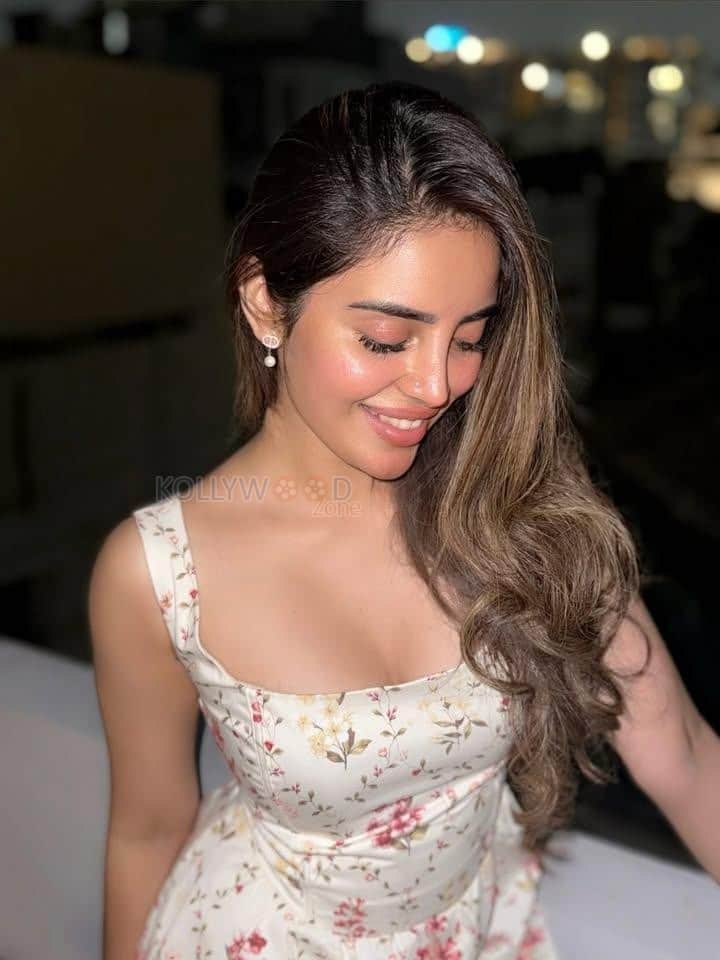 Sexy Telugu Actress Kushitha Kallapu in a Floral Bodycon Dress Photos 02