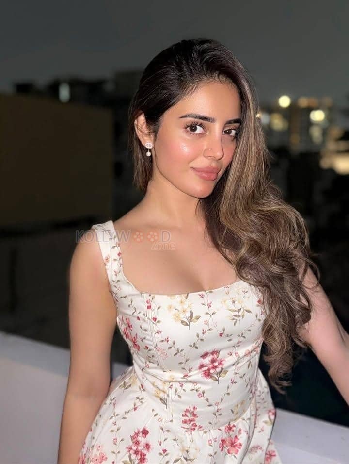 Sexy Telugu Actress Kushitha Kallapu in a Floral Bodycon Dress Photos 03