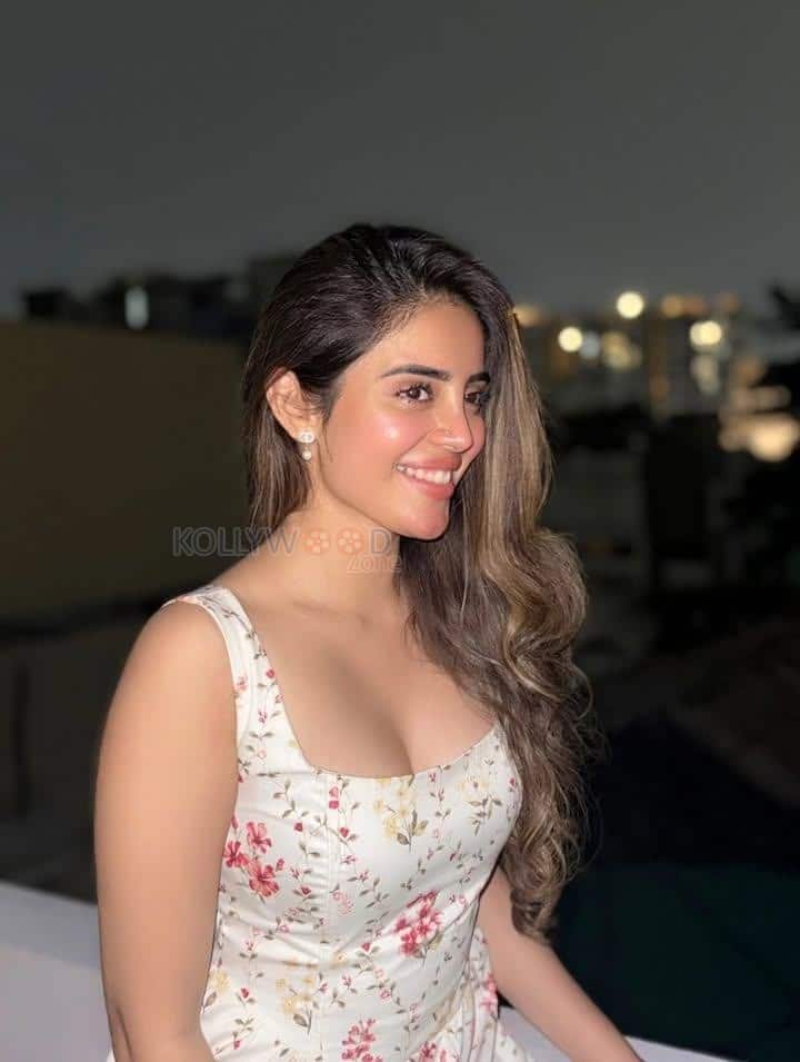 Sexy Telugu Actress Kushitha Kallapu in a Floral Bodycon Dress Photos 04