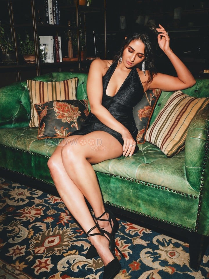Tempting Nikita Dutta Deep Cleavage in a Black Bodycon Mini Dress Photos 02