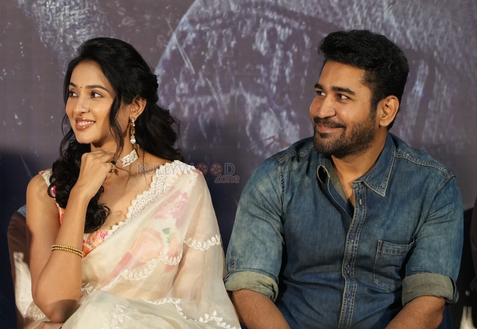 Hitler Movie Vijay Antony and Riya Suman Press Meet Pictures 01