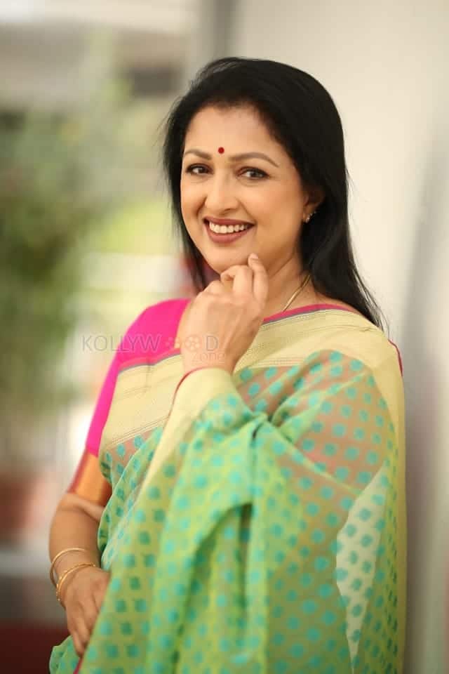 Actress Gautami at Anni Manchi Sakunamule Interview Pictures 18