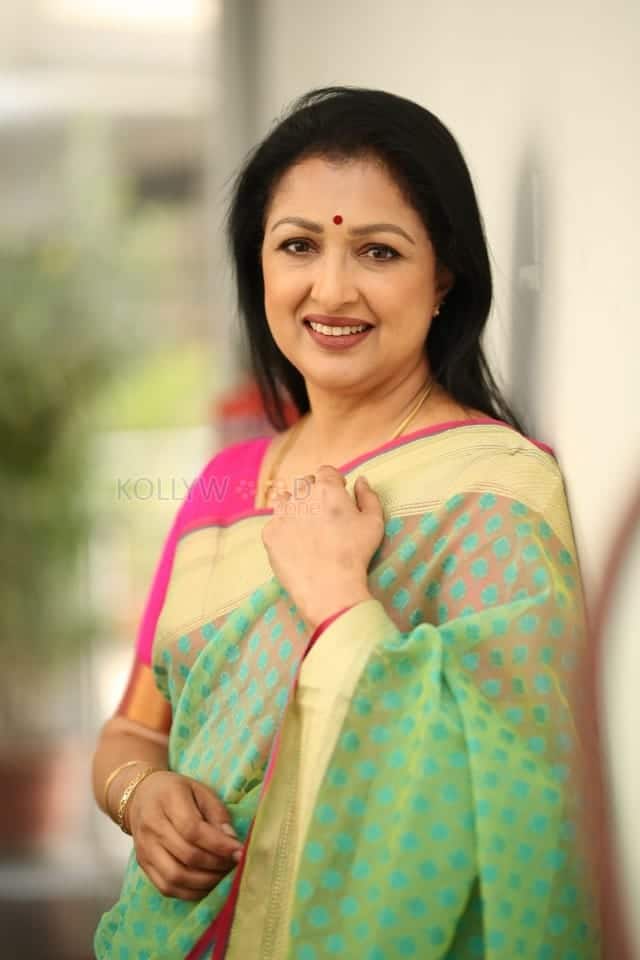 Actress Gautami at Anni Manchi Sakunamule Interview Pictures 19