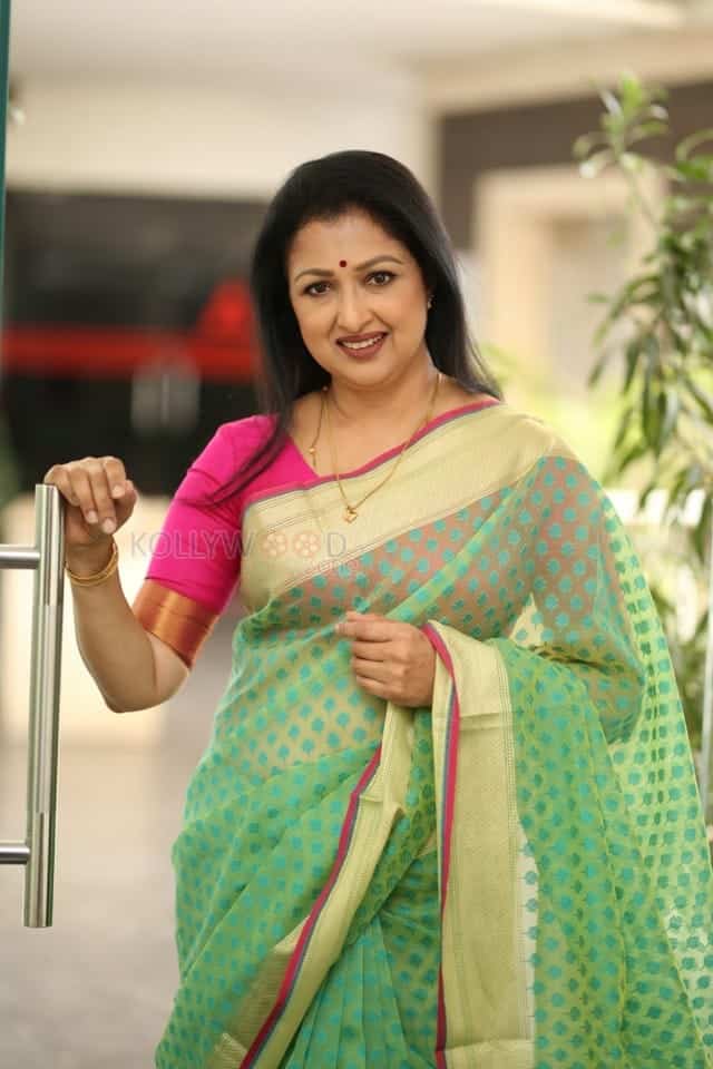 Actress Gautami at Anni Manchi Sakunamule Interview Pictures 22