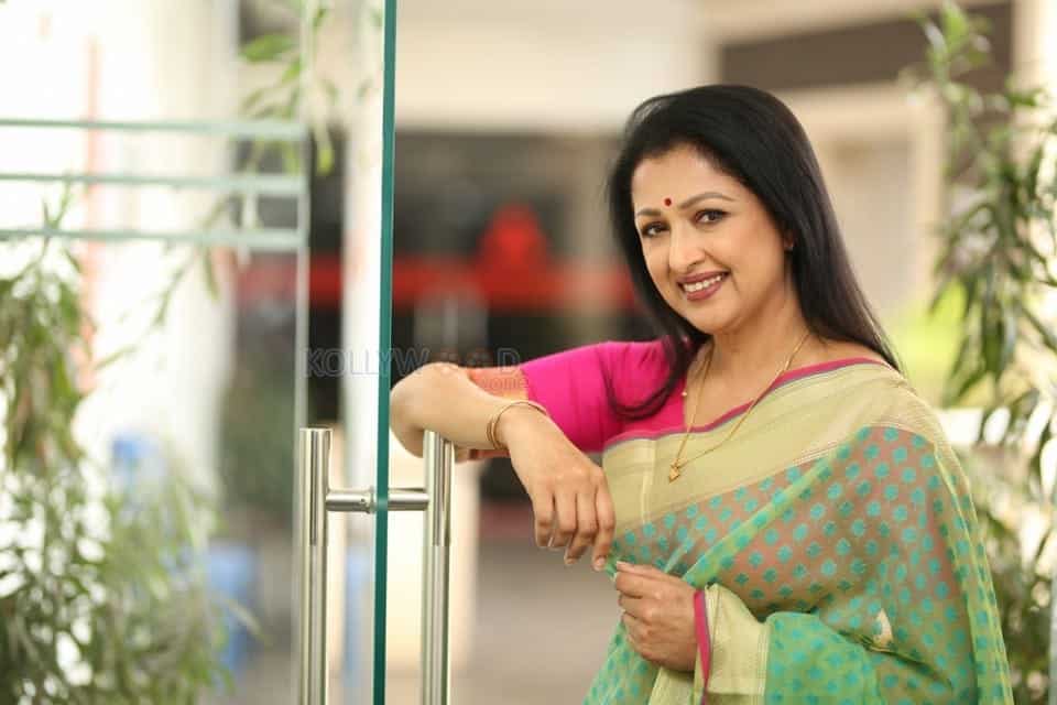 Actress Gautami at Anni Manchi Sakunamule Interview Pictures 23