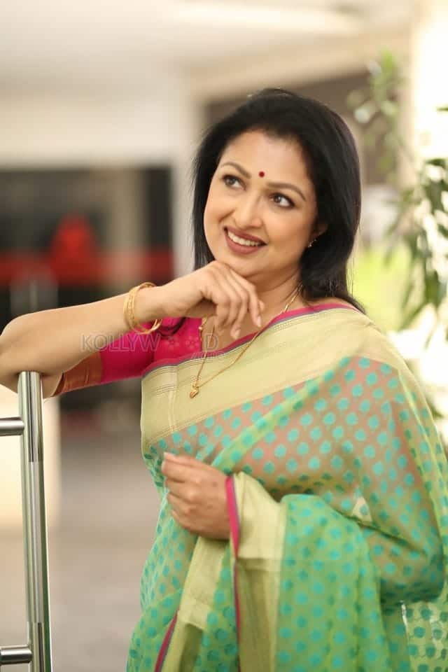 Actress Gautami at Anni Manchi Sakunamule Interview Pictures 24