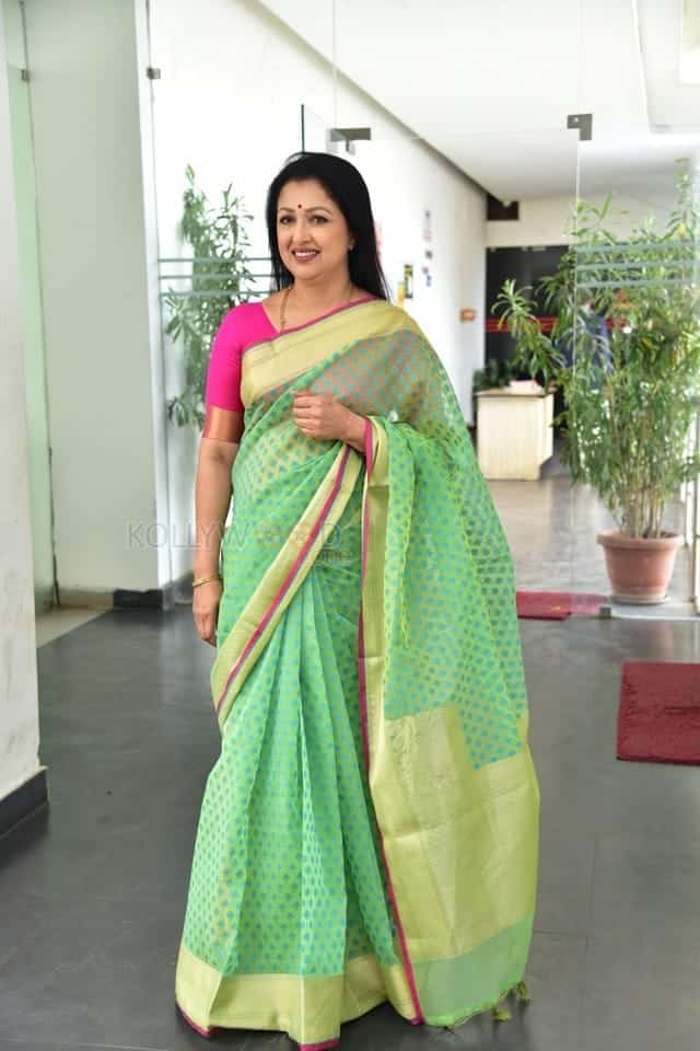 Actress Gautami at Anni Manchi Sakunamule Interview Pictures 28