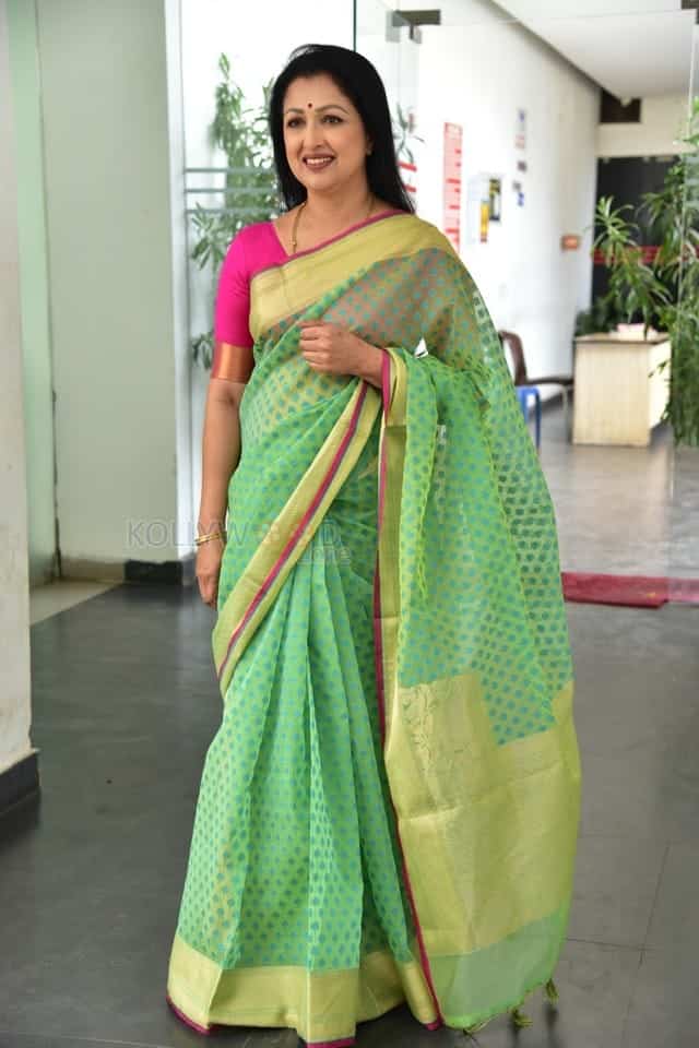 Actress Gautami at Anni Manchi Sakunamule Interview Pictures 29