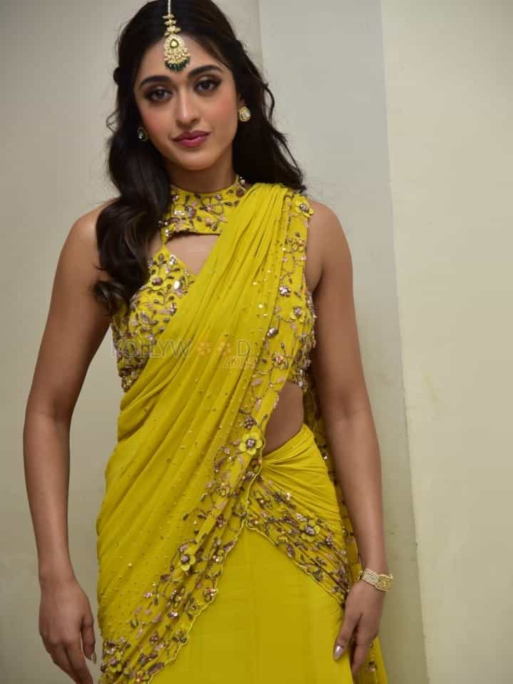 Actress Gayatri Bhardwaj at Tiger Nageswara Rao Pre Release Event Photos 02