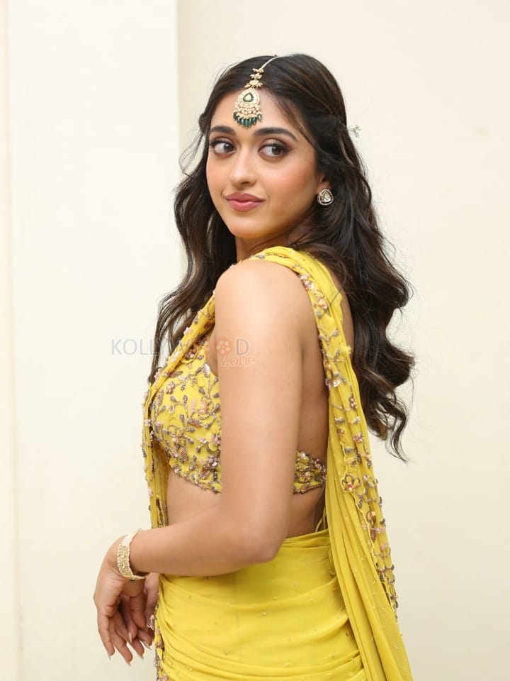 Actress Gayatri Bhardwaj at Tiger Nageswara Rao Pre Release Event Photos 29