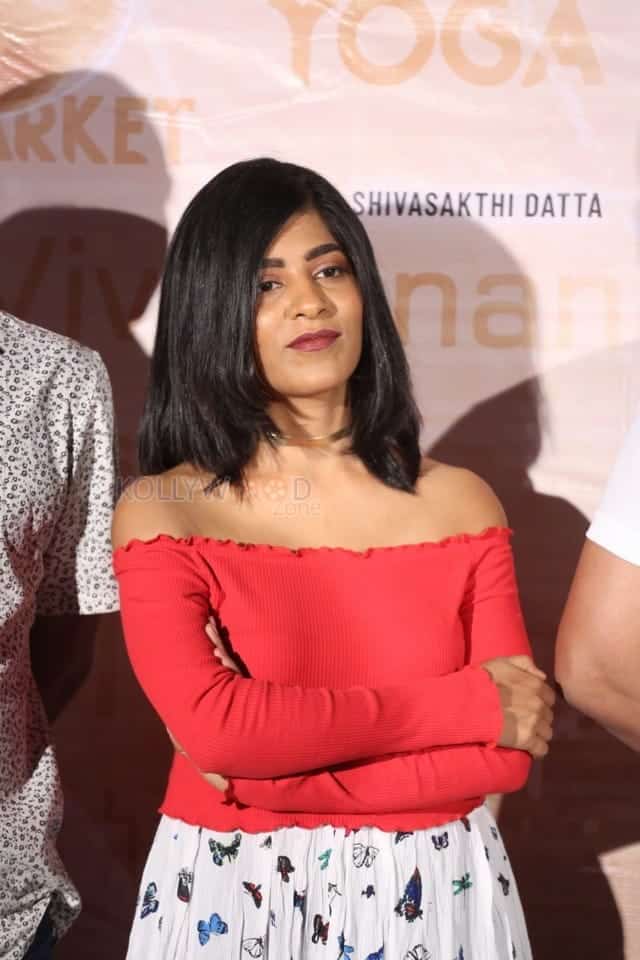 Actress Gayatri Gupta At Burrakatha Movie Teaser Launch Photos 00