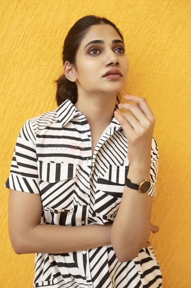 Actress Losliya Mariyanesan Photoshoot Stills 03