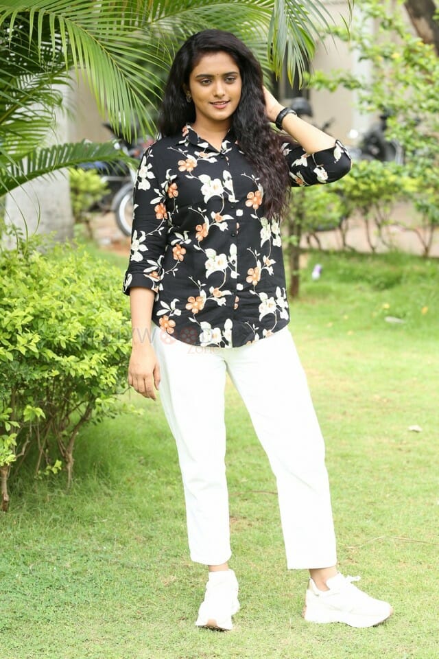 Actress Roopa Koduvayur at Mr Pregnant Movie Song Launch Photos 16