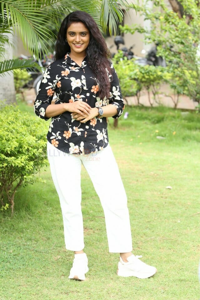 Actress Roopa Koduvayur at Mr Pregnant Movie Song Launch Photos 17