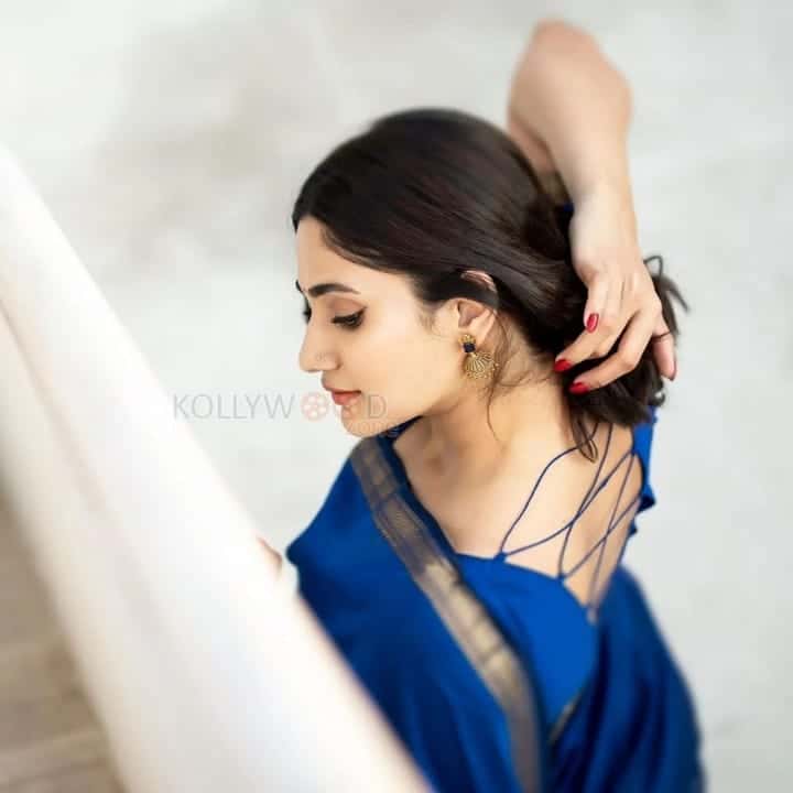 Beautiful Losliya Mariyanesan Top View Blue Saree Photos 02