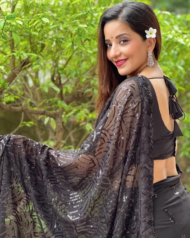 Bhojpuri Actress Monalisa in a Black Sequin Saree Pictures 01