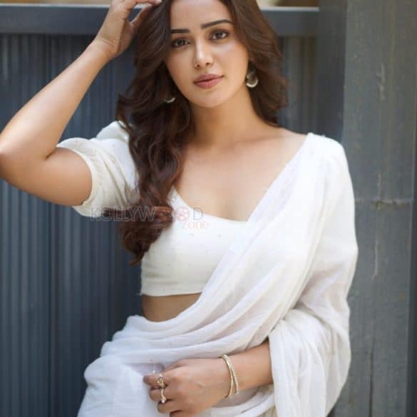 Simran Gupta (Anaira Gupta)