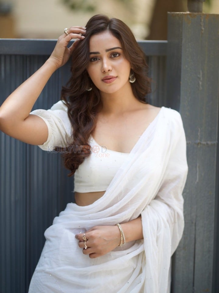 Simran Gupta (Anaira Gupta)