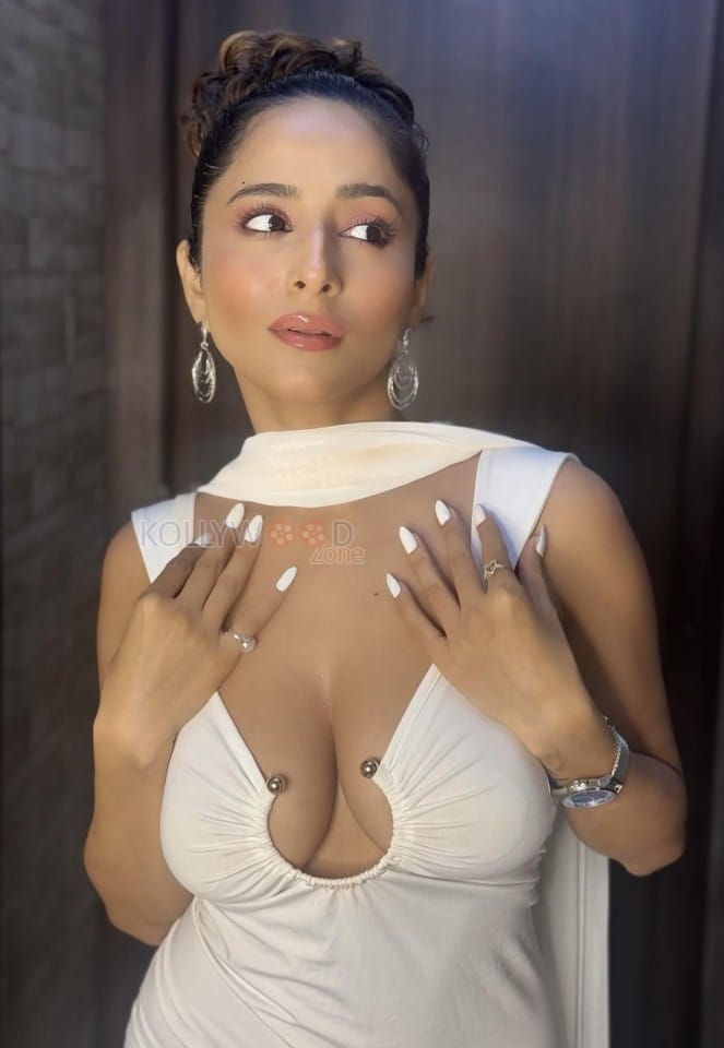 Erotic Kate Sharma Boobs Cleavage at Universal Eminence Awards 2025 Photos 01