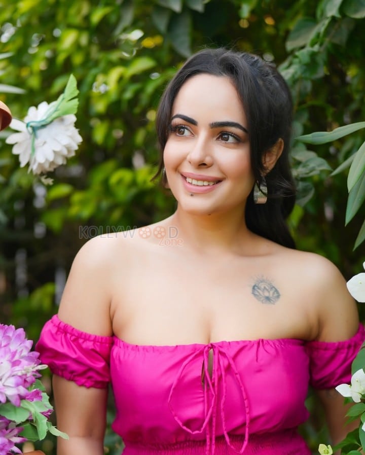 Hot Aanchal Munjal in a Pink Off Shoulder Dress Pictures 04