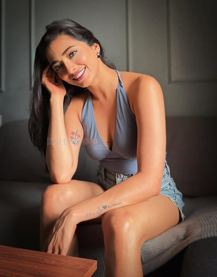Hot Afreen Alvi in a Blue Halter Neck Crop Top and Mini Shorts Photos 02