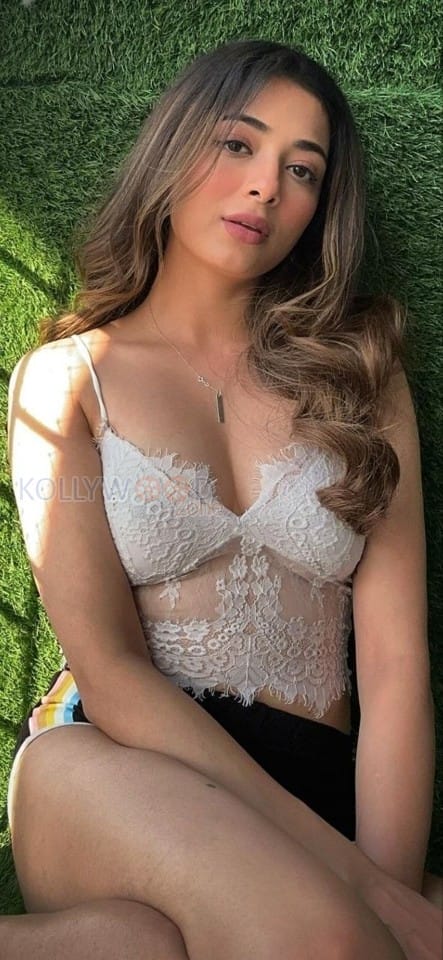 Hot Afreen Alvi in a White Bralette Photos 03