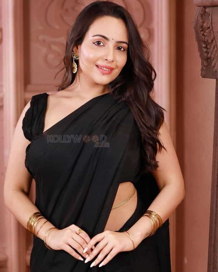 Sei Film Actress Aanchal Munjal in a Sexy Black Saree Pictures 06