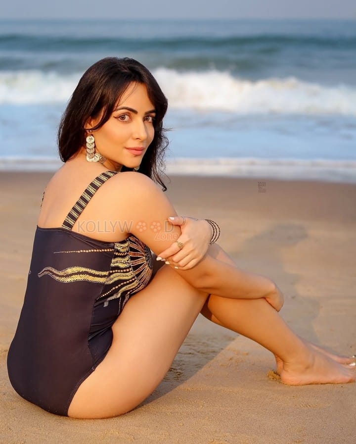 Sexy Aanchal Munjal in a Black Printed One Piece Swimsuit Pictures 04