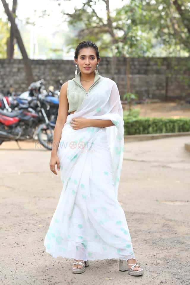 Actress Gnaneswari Kandregula at Mayalo Movie Press Meet Pictures 15