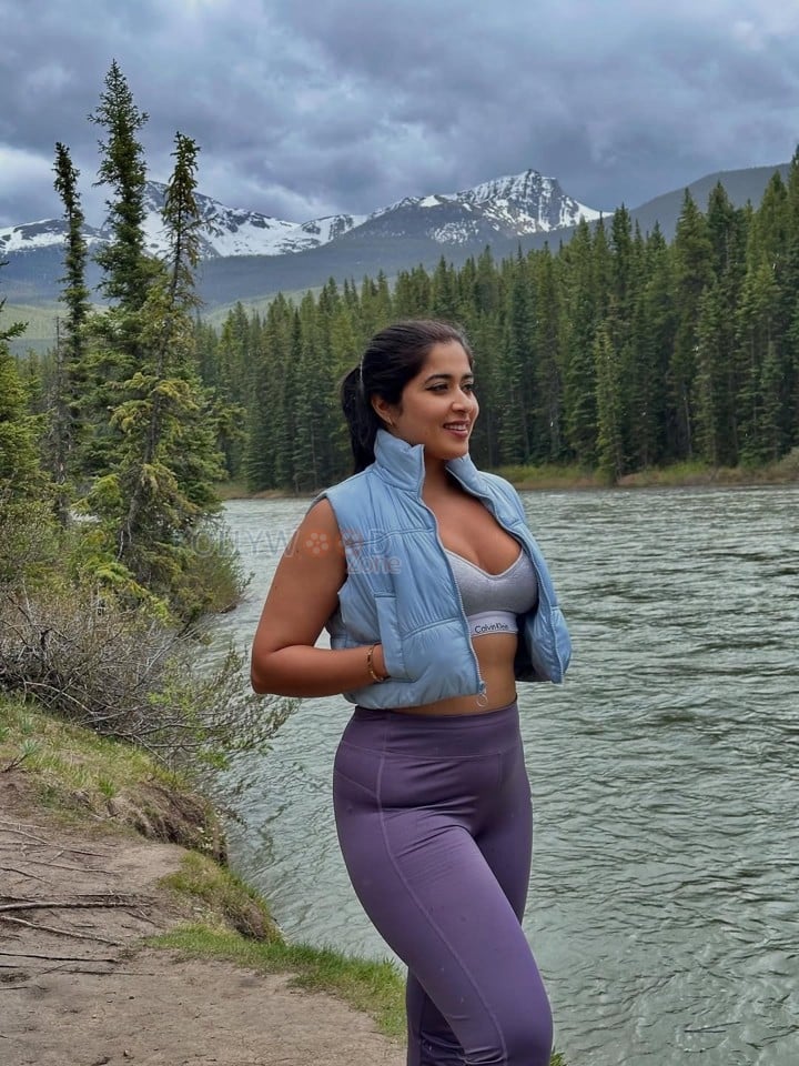 Beautiful Actress Nikita Sharma in a Calvin Klein Bralette Top with a Matching Sleeveless Jacket and Yoga Pants Pictures 02