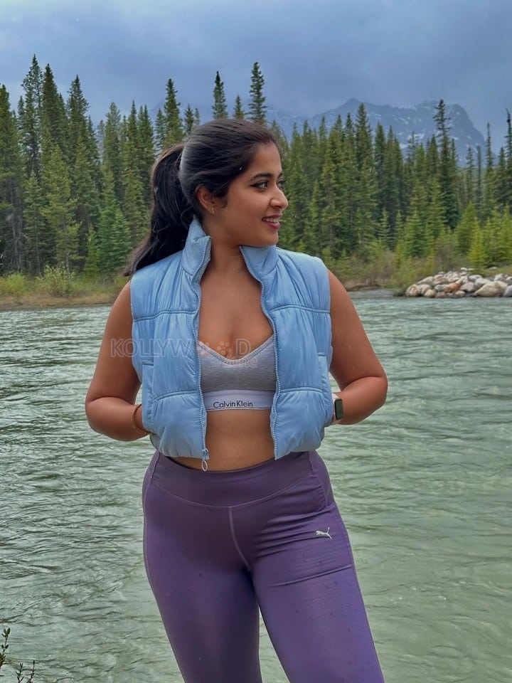 Beautiful Actress Nikita Sharma in a Calvin Klein Bralette Top with a Matching Sleeveless Jacket and Yoga Pants Pictures 03