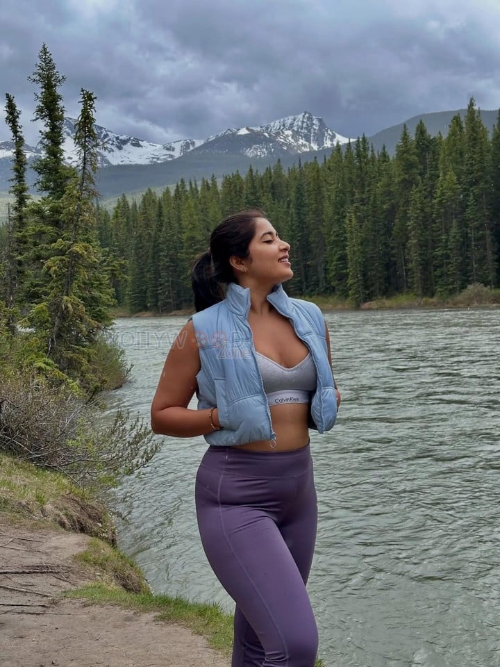 Beautiful Actress Nikita Sharma in a Calvin Klein Bralette Top with a Matching Sleeveless Jacket and Yoga Pants Pictures 04