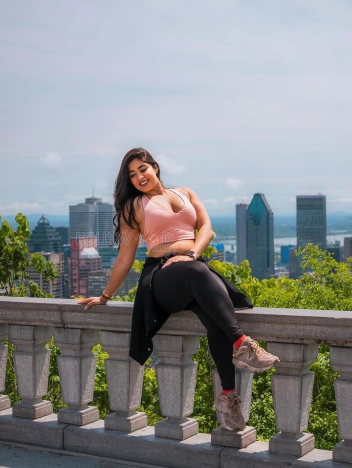 Beautiful Nikita Sharma in a Light Pink Sports Bra and Black Leggings Photos 04