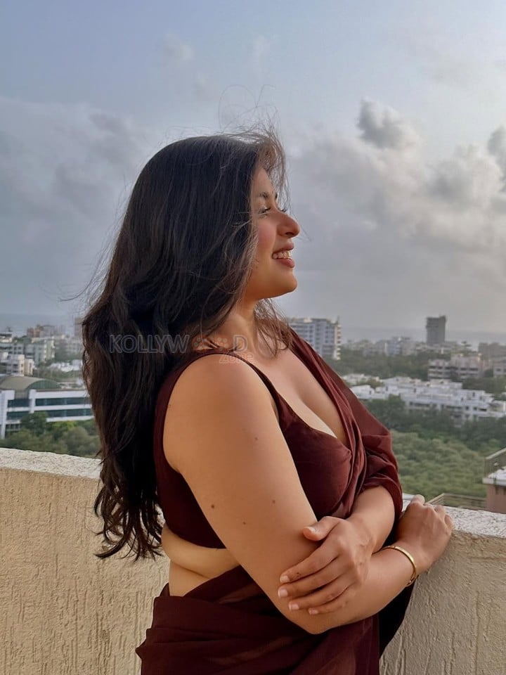 Big Beauty Nikita Sharma in a Maroon Saree with Sleeveless Blouse Photos 03