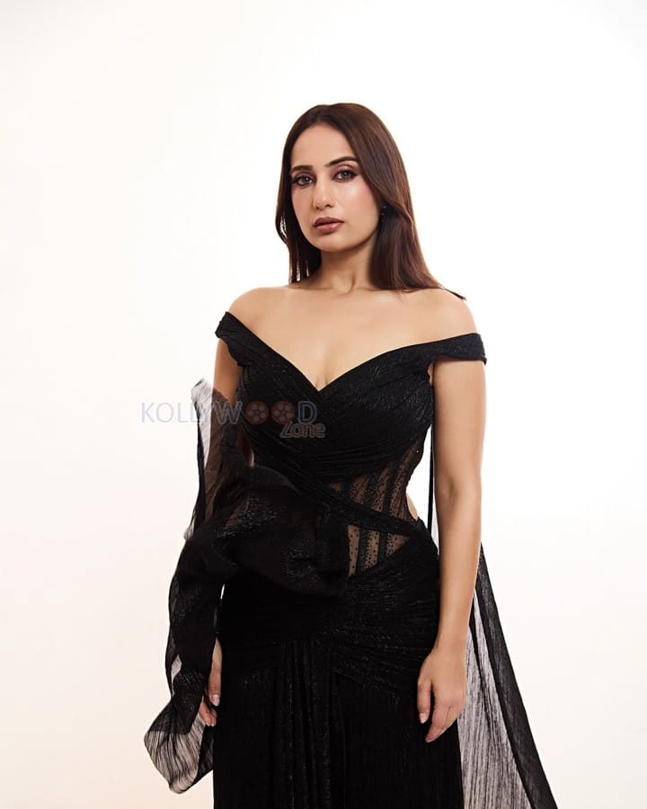 Captivating Kusha Kapila in a Black Bodycon Dress Photos 03