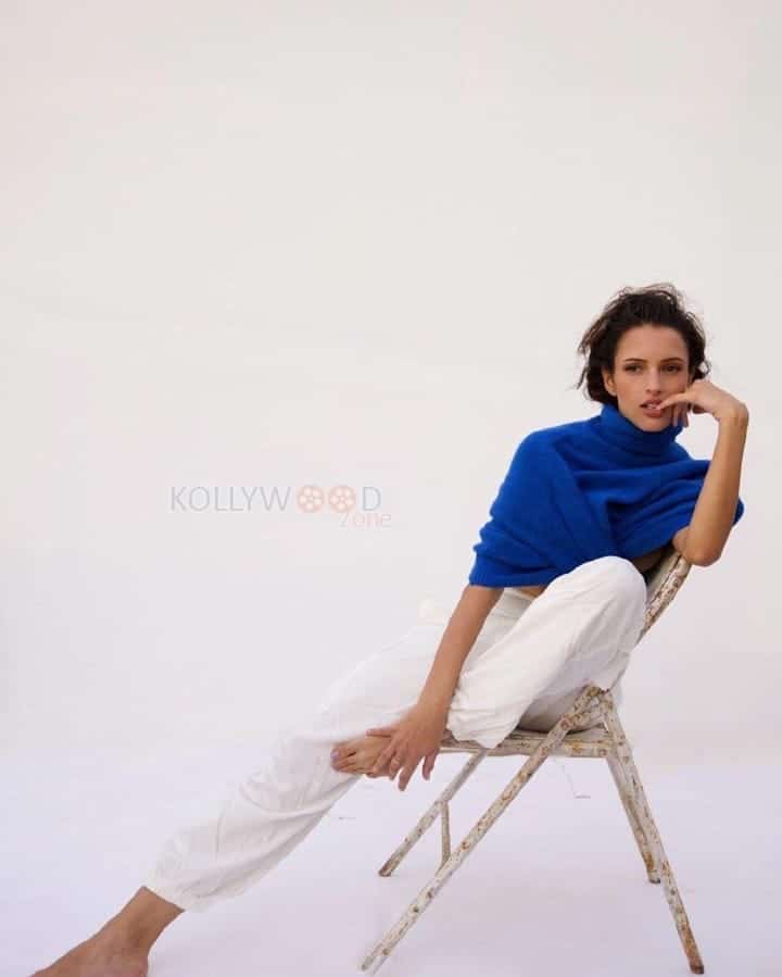 Glam Tripti Dimri Showing Navel in a Blue Sweater Photos 09