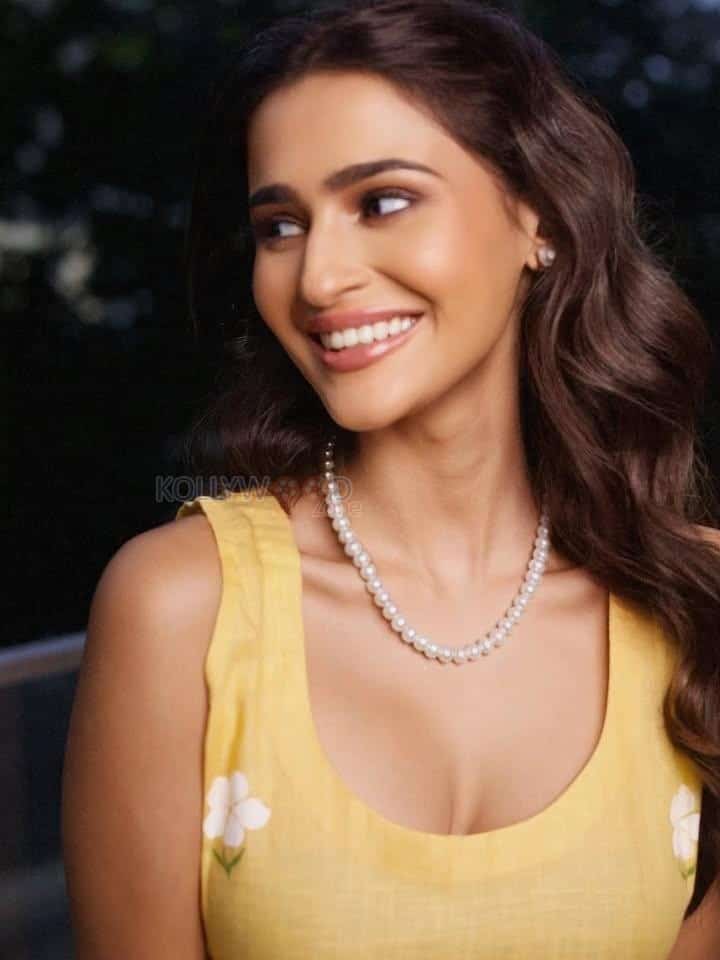 Gorgeous Prakriti Pavani in a Yellow Kurta Photos 01