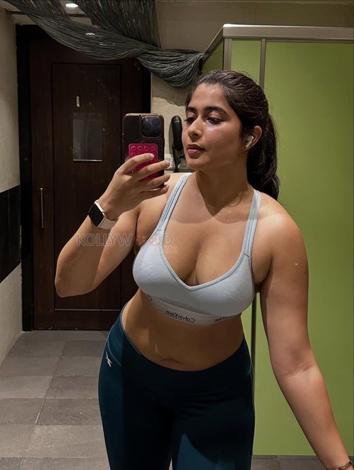 Hot Nikita Sharma Gym Workout Photos 02