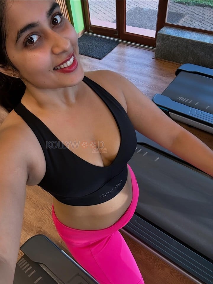 Hot Nikita Sharma in a Black Bralette and Pink Gym Pant Photos 01