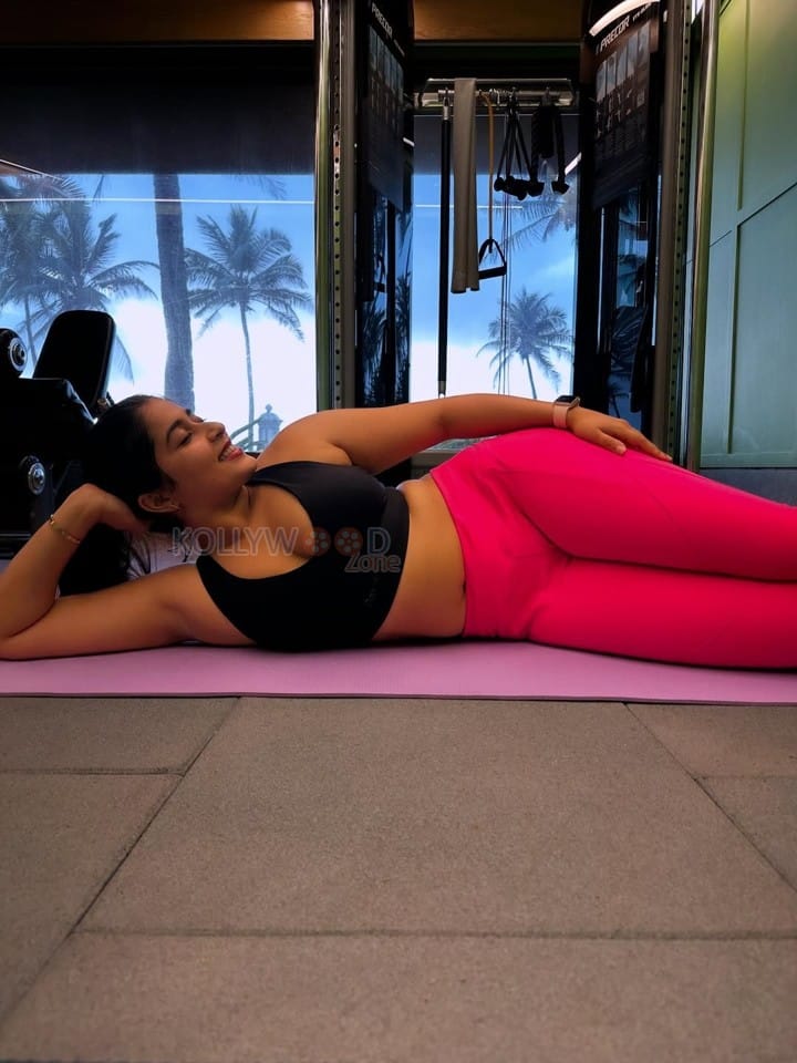 Hot Nikita Sharma in a Black Bralette and Pink Gym Pant Photos 02