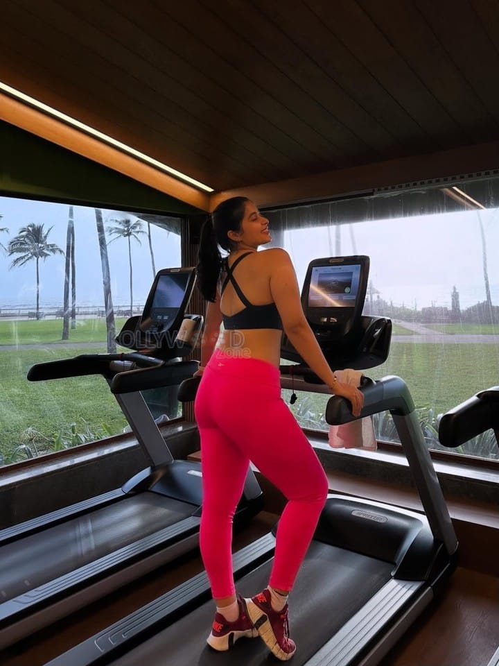 Hot Nikita Sharma in a Black Bralette and Pink Gym Pant Photos 03