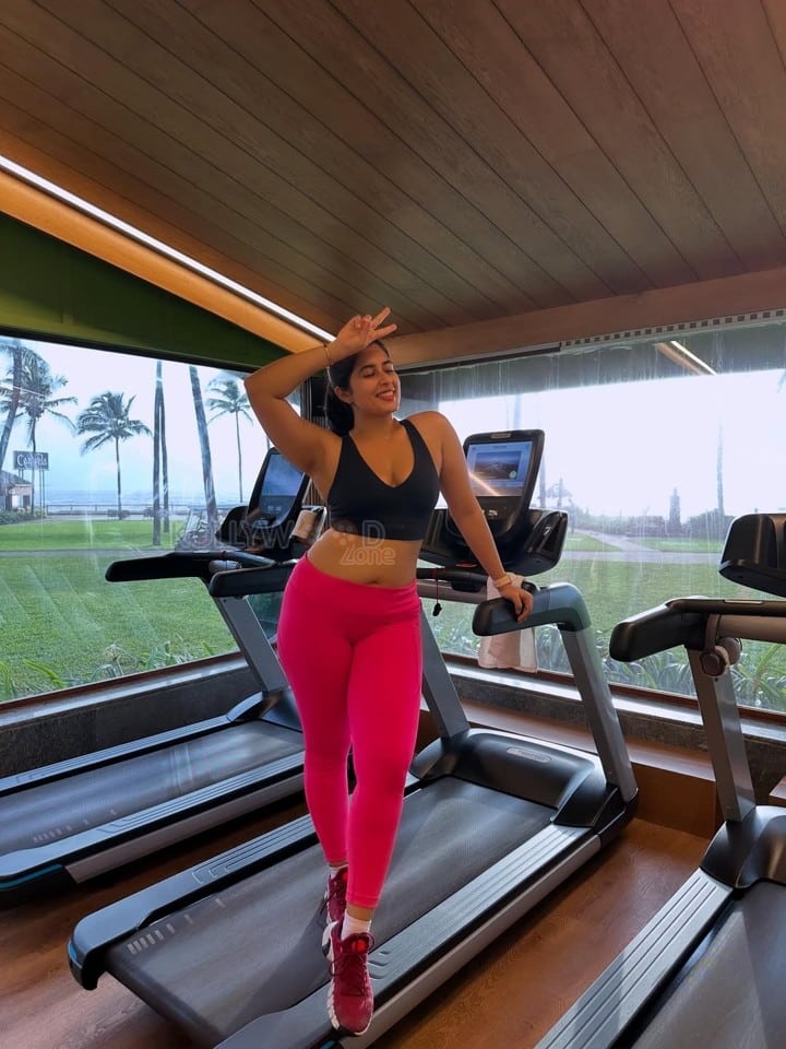 Hot Nikita Sharma in a Black Bralette and Pink Gym Pant Photos 04