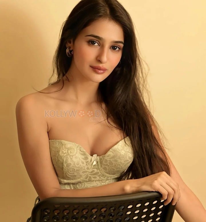 Hot Prakriti Pavani in a Bustier Tube Top Cleavage Pictures 02
